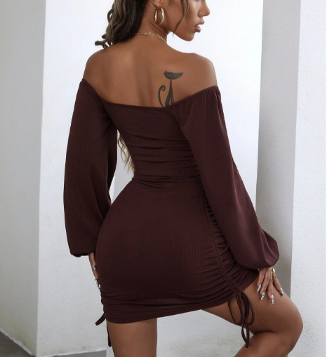 Vestido de cordão dianteiro de torção de ombro