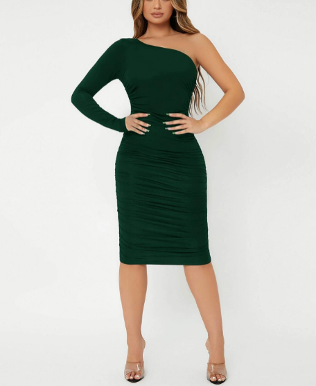 Vestido com um ombro franzido