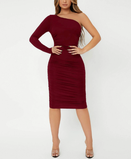 Vestido com um ombro franzido